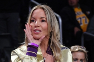 Shams：巴斯家族决定售空股份 珍妮·巴斯将因持股不足无法当老板